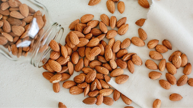 Hạnh nhân là món ăn nhẹ giàu magie và vitamin E được nhiều người yêu thích