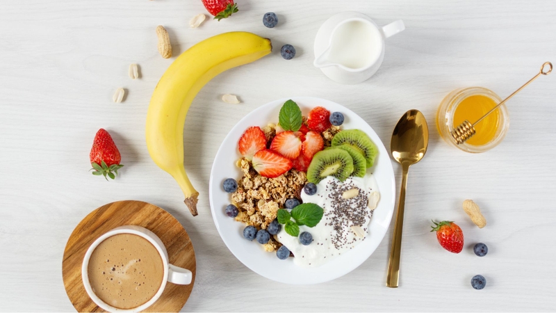 Hạt giàu protein kết hợp sữa chua và trái cây tạo nên bữa ăn nhẹ thơm ngon, bổ dưỡng