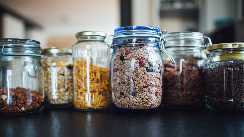 Đậy kín thực phẩm để ngăn ngừa kiến xuất hiện