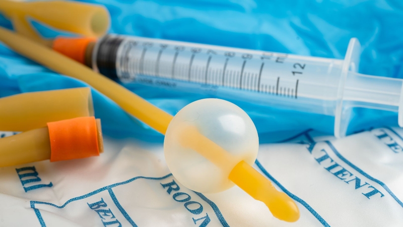 Ống thông tiểu được dùng để dẫn lưu nước tiểu từ bàng quang ra ngoài khi người bệnh không thể tự tiểu tiện tự nhiên