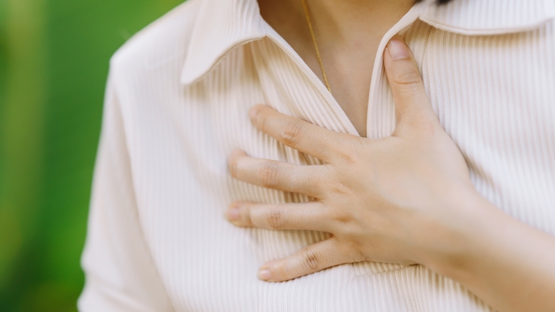 Rắn độc cắn thường gây sưng đau, chóng mặt, khó thở và liệt cơ