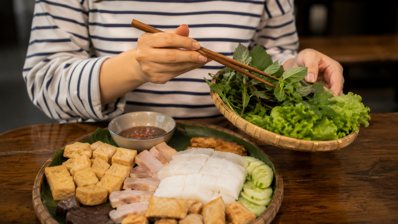 Rau ăn bún đậu mắm tôm giúp món ăn thêm hấp dẫn và góp phần bổ sung chất xơ