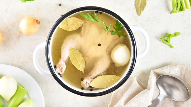 Việc sử dụng nước hầm xương gia cầm đúng cách hỗ trợ bổ sung canxi