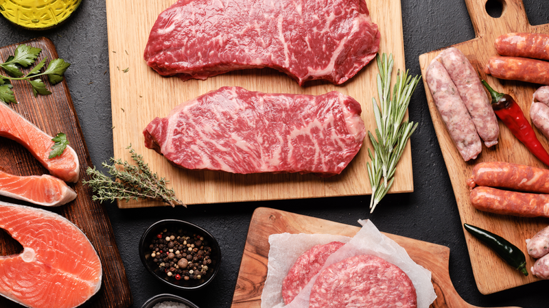 Hàm lượng canxi trong thịt thường thấp hơn nhiều so với sữa và hải sản