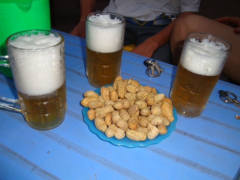 Khi uống bia bạn nên uống thêm nước lọc để tránh mất nước cho cơ thể