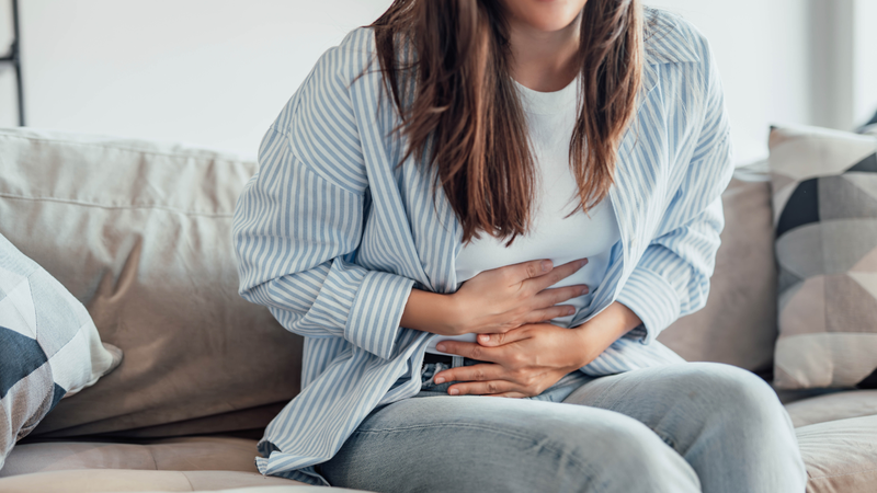 Người bệnh trào ngược dạ dày - thực quản thường gặp cảm giác nóng rát vùng thượng vị, đau bụng, ợ nóng và khó chịu sau ăn