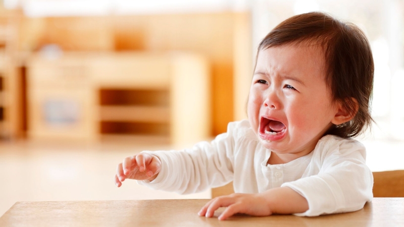 Trẻ dưới 2 tuổi thường khó mô tả vị trí và mức độ đau, cha mẹ nên đưa trẻ đi khám nếu trẻ quấy khóc bất thường