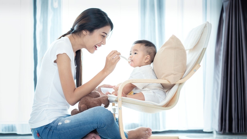 Khi trẻ còn cảm giác buồn nôn hoặc khó chịu ở bụng, có thể cho ăn lượng nhỏ và tăng dần theo khả năng dung nạp