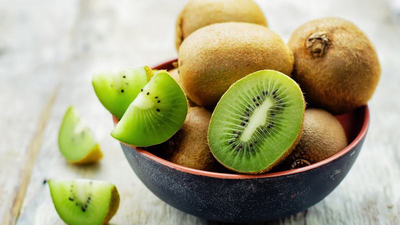 Kiwi chứa enzyme hỗ trợ tiêu hóa và cung cấp nhiều vitamin và khoáng chất