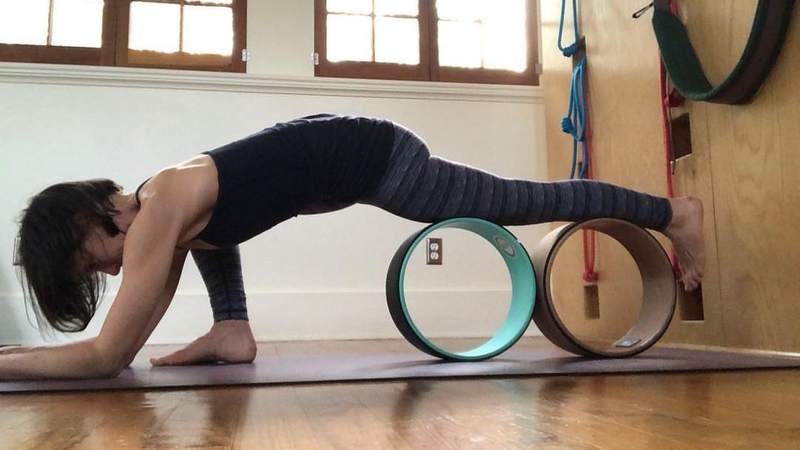 7 tư thế tập yoga với vòng tốt cho sức khoẻ nhất định phải thử 3