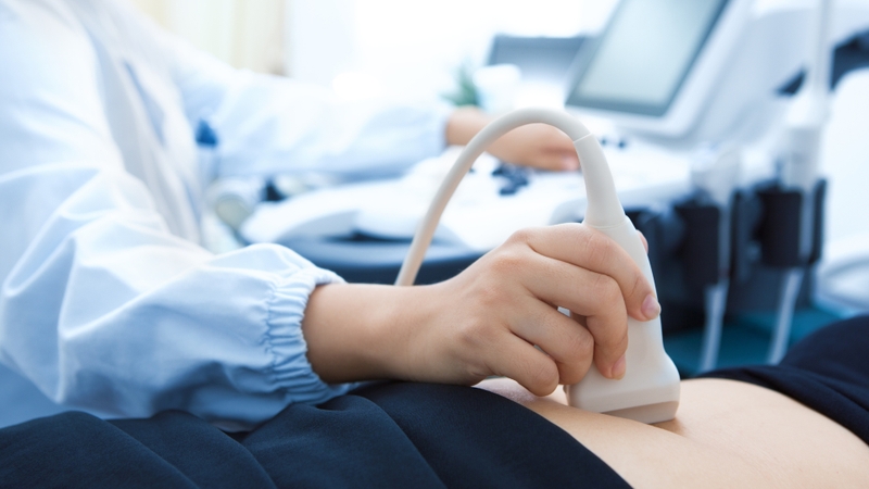 Việc siêu âm tuần thứ 8 đến tuần thứ 10 giúp đánh giá rõ hơn sự phát triển của phôi thai, kiểm tra tim thai