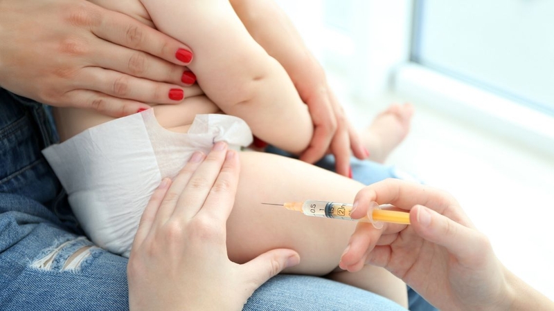Trẻ cần được theo dõi sức khỏe kỹ trước và sau khi tiêm chủng