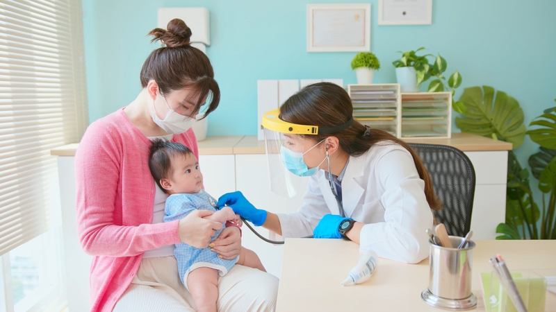 Nên đưa trẻ đến bác sĩ hoặc cơ sở y tế nếu sốt cao liên tục trên 39°C