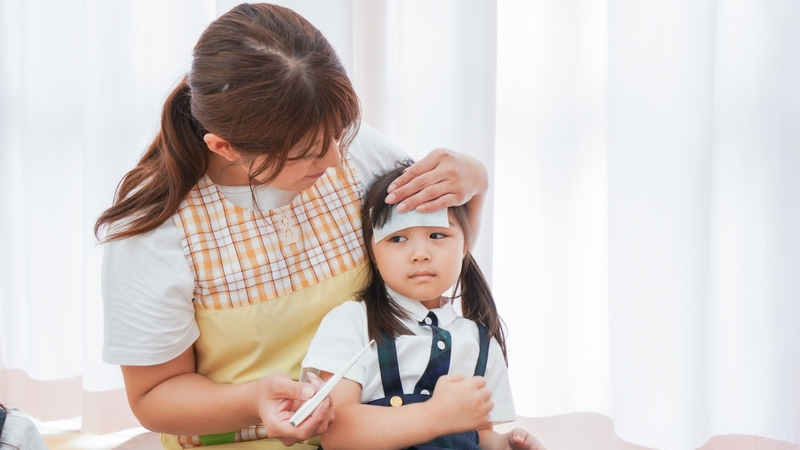 Khi có sốt nhẹ hoặc đau tại chỗ tiêm, có thể dùng thuốc hạ sốt, chườm lạnh và nghỉ ngơi hợp lý