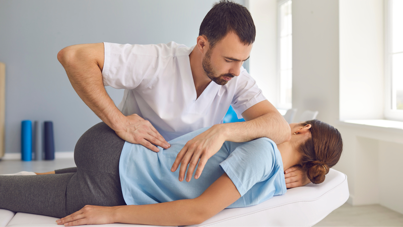 Trị liệu Chiropractic là phương pháp điều trị kéo nắn xương bị sai lệch về đúng vị trí