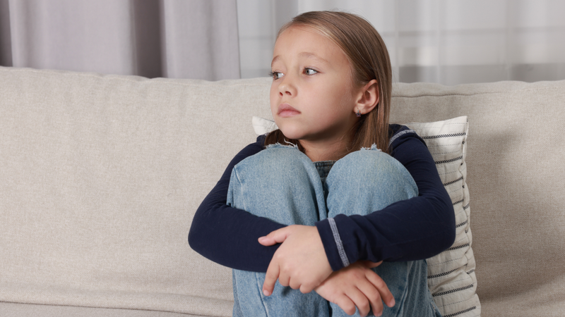 Nguyên nhân tự kỷ có thể đến từ cả di truyền và môi trường sống của trẻ