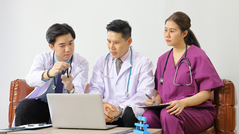 Phẫu thuật không phải lựa chọn đầu tiên và cần được bác sĩ Tai Mũi Họng cân nhắc kỹ lưỡng