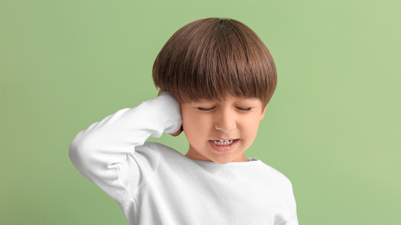 Phẫu thuật viêm tai giữa có thể chỉ định khi màng nhĩ căng phồng do ứ mủ, sốt cao li bì, đau tai dữ dội