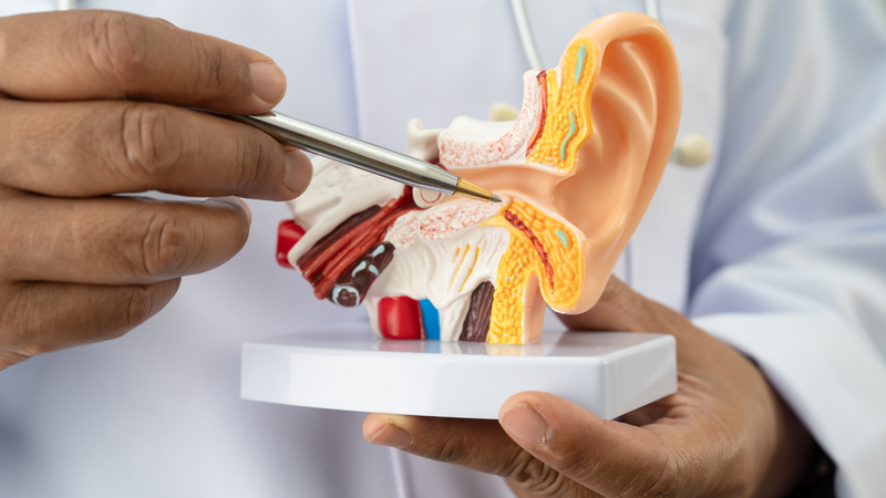 Đặt ống thông khí màng nhĩ là một trong những phương pháp phẫu thuật viêm tai giữa