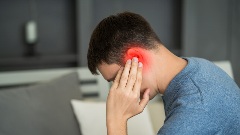 Chảy dịch tai sau phẫu thuật là phản ứng thường gặp nhất khi có dịch viêm còn sót lại
