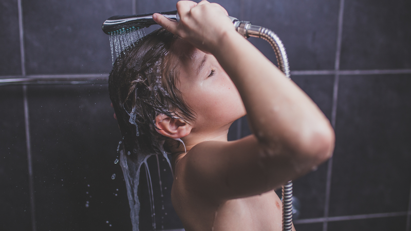 Tránh để nước, xà phòng lọt vào tai khi tắm gội sau phẫu thuật
