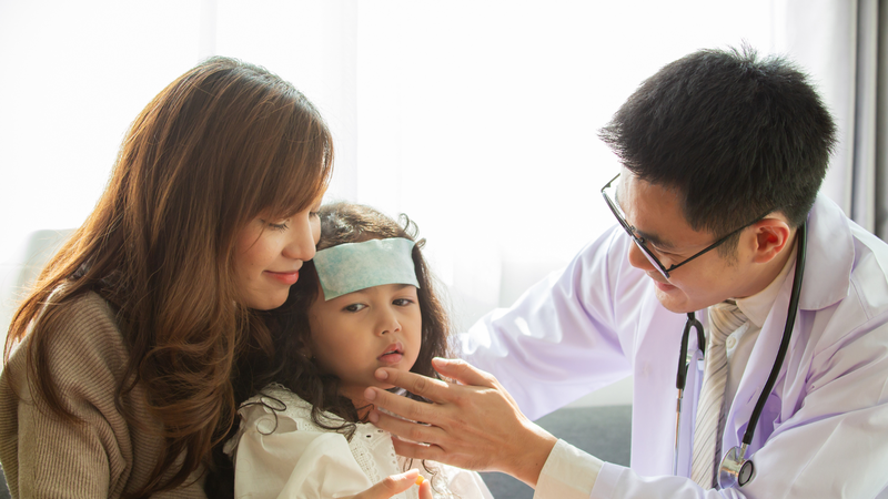 Cần liên hệ với bác sĩ ngay lập tức nếu sốt cao trên 38.5 độ C mà không giảm