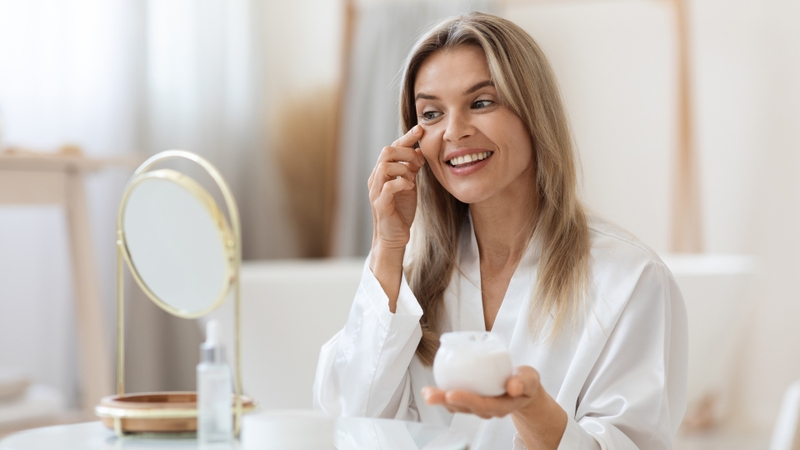 Các sai lầm khi dưỡng mắt khiến da lão hóa, lộ rõ các nếp nhăn 1