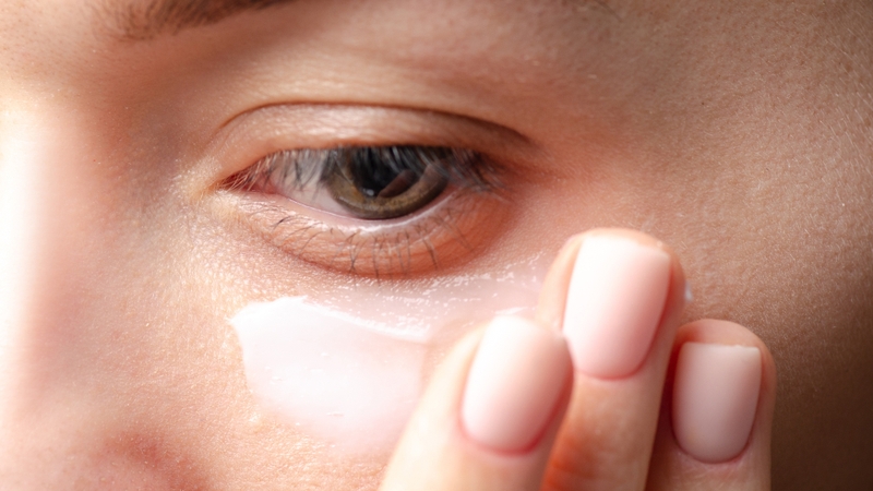 Các sai lầm khi dưỡng mắt khiến da lão hóa, lộ rõ các nếp nhăn 3