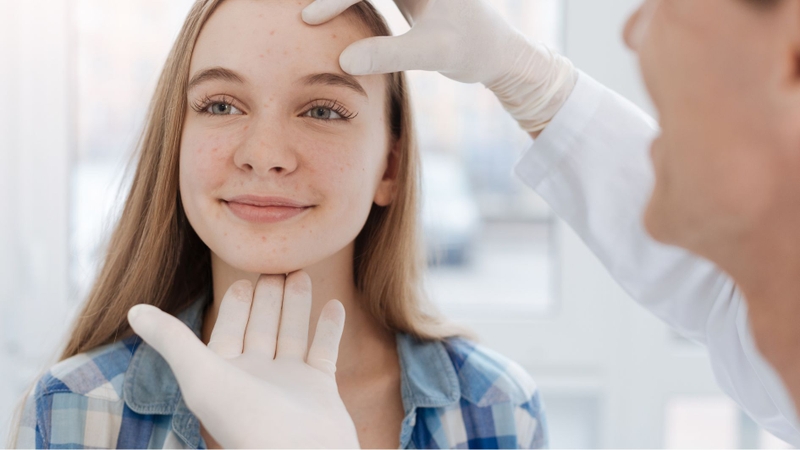 Tham khảo ý kiến bác sĩ da liễu để lựa chọn sản phẩm phù hợp