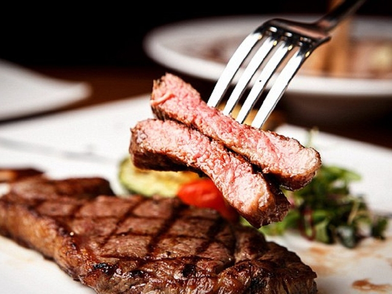 Sau bữa ăn nhiều thịt sẽ khiến bạn cảm thấy mệt mỏi uể oải