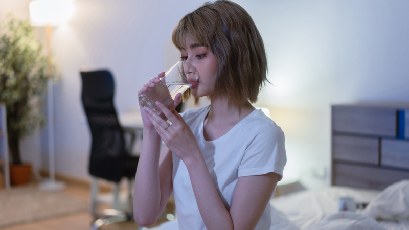 Nên uống một lượng nước vừa phải trước khi đi ngủ