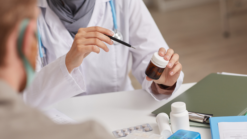 Thăm khám bác sĩ xương khớp để được chẩn đoán chính xác và điều trị phù hợp