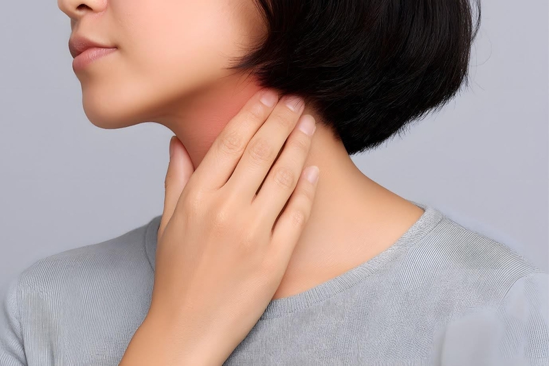 Đau họng là triệu chứng thường gặp, có thể hỗ trợ giảm nhanh bằng các hoạt chất sát khuẩn tại chỗ