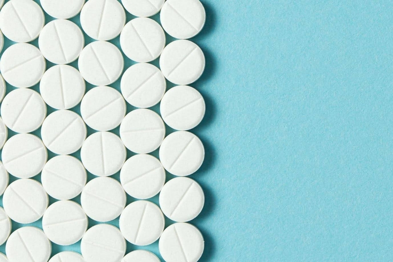 Cân nhắc chống chỉ định khi sử dụng viên ngậm, đặc biệt với người dị ứng thành phần hoặc có tổn thương niêm mạc