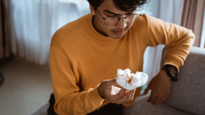 Ho ra máu là dấu hiệu cần cảnh giác ở người mắc giãn phế quản