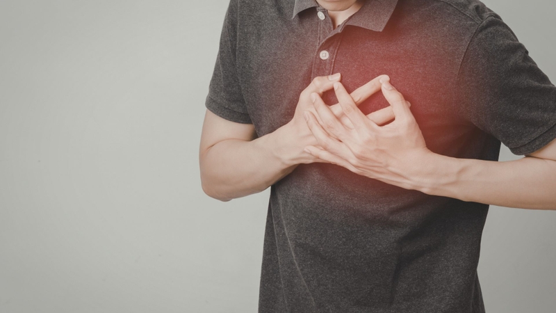 Ở bệnh nhân giãn phế quản, đau ngực có thể xuất hiện nhưng không phải triệu chứng điển hình