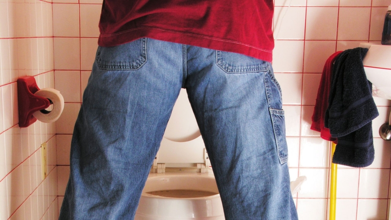 Sau khi đi vệ sinh, lau từ trước ra sau để tránh vi khuẩn từ hậu môn lan sang niệu đạo và cơ quan sinh dục