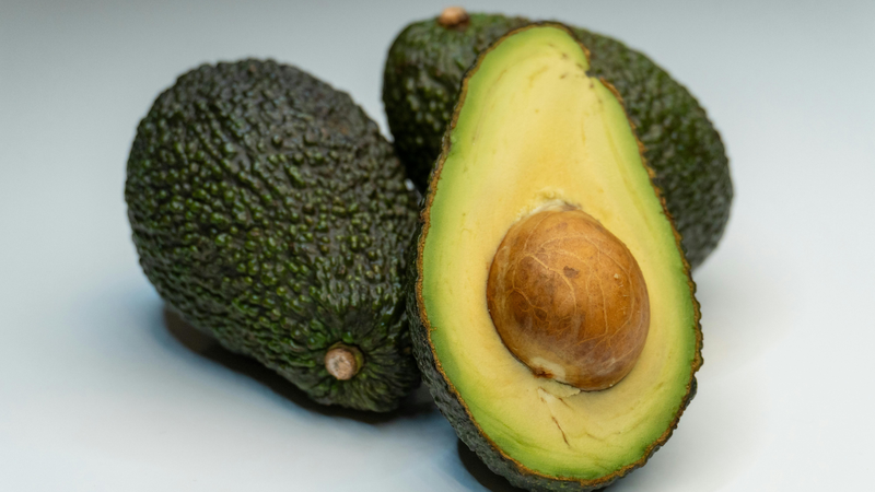 Bơ giúp giảm cholesterol xấu và hỗ trợ duy trì cholesterol tốt trong máu
