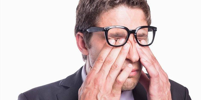 bấm huyệt Ty Trúc Không giúp thư giãn mắt