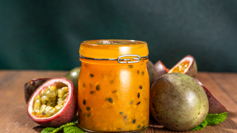 Cho ruột hoặc nước cốt chanh leo vào hộp/hũ sạch