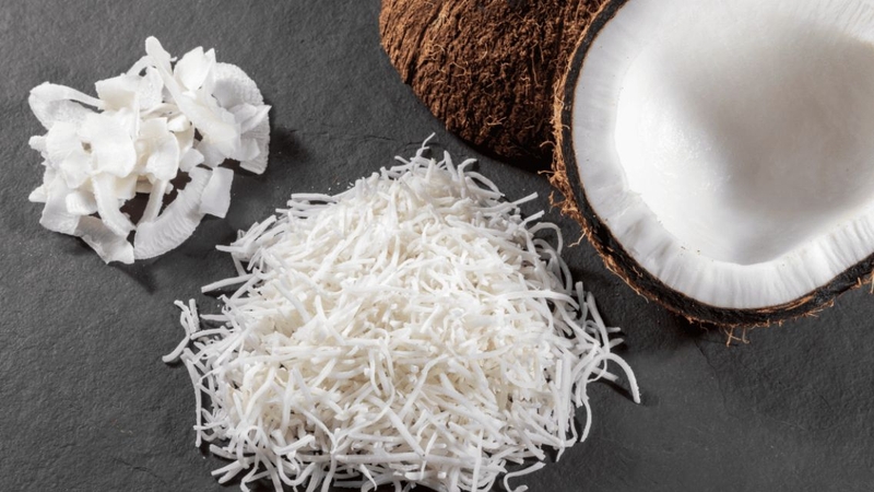 Dừa nạo là nguyên liệu quen thuộc của nhiều món bánh, món ăn vặt