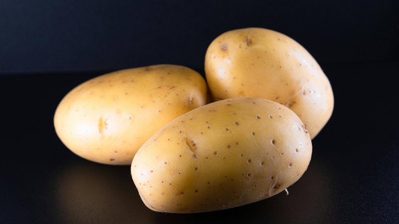 Cách bảo quản khoai tây không bị mọc mầm là bảo quản khoai tây ở nơi khô, tối