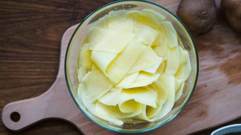 Với khoai đã cắt, bạn có thể ngâm trong nước lạnh và để trong tủ mát tối đa một ngày