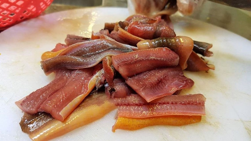 Thịt lươn cần được sơ chế sạch sẽ trước khi bảo quản trong tủ lạnh