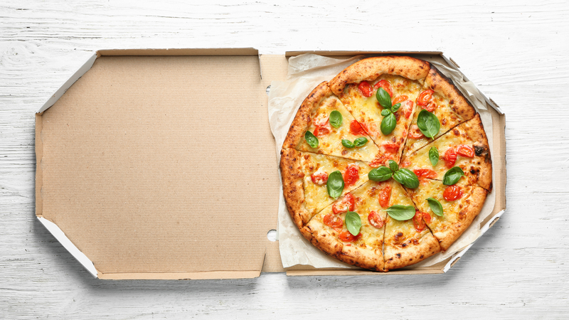 Giữ pizza trong hộp giấy kèm giấy thấm dầu là một trong những cách bảo quản pizza không cần tủ lạnh