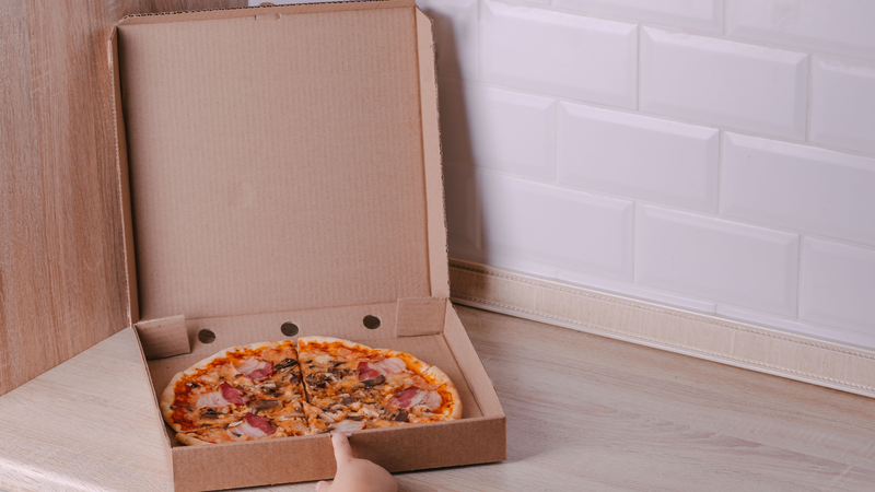 Nên đặt bánh pizza ở nơi sạch sẽ, khô ráo và có không khí lưu thông tốt