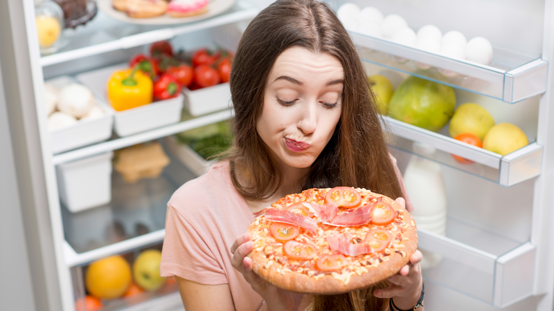 Để kéo dài thời gian sử dụng, bạn nên bảo quản pizza trong tủ lạnh