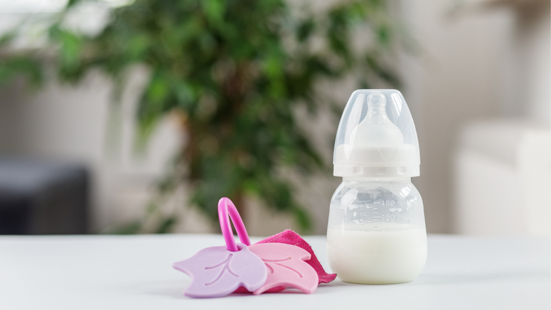 Mẹ nhớ ghi chú rõ ràng tên của bé lên từng bình đựng