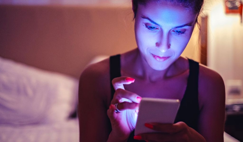 Cách bảo vệ mắt khi dụng điện thoại ban đêm 1