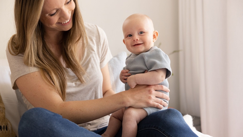 Cách bế trẻ 4 tháng tuổi cực dễ - Mẹ đã biết chưa? 2